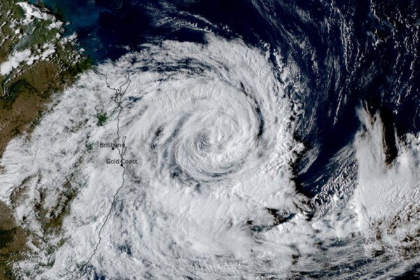 Cyclone Alfred bears down on Australia's eastern coast prompting ...