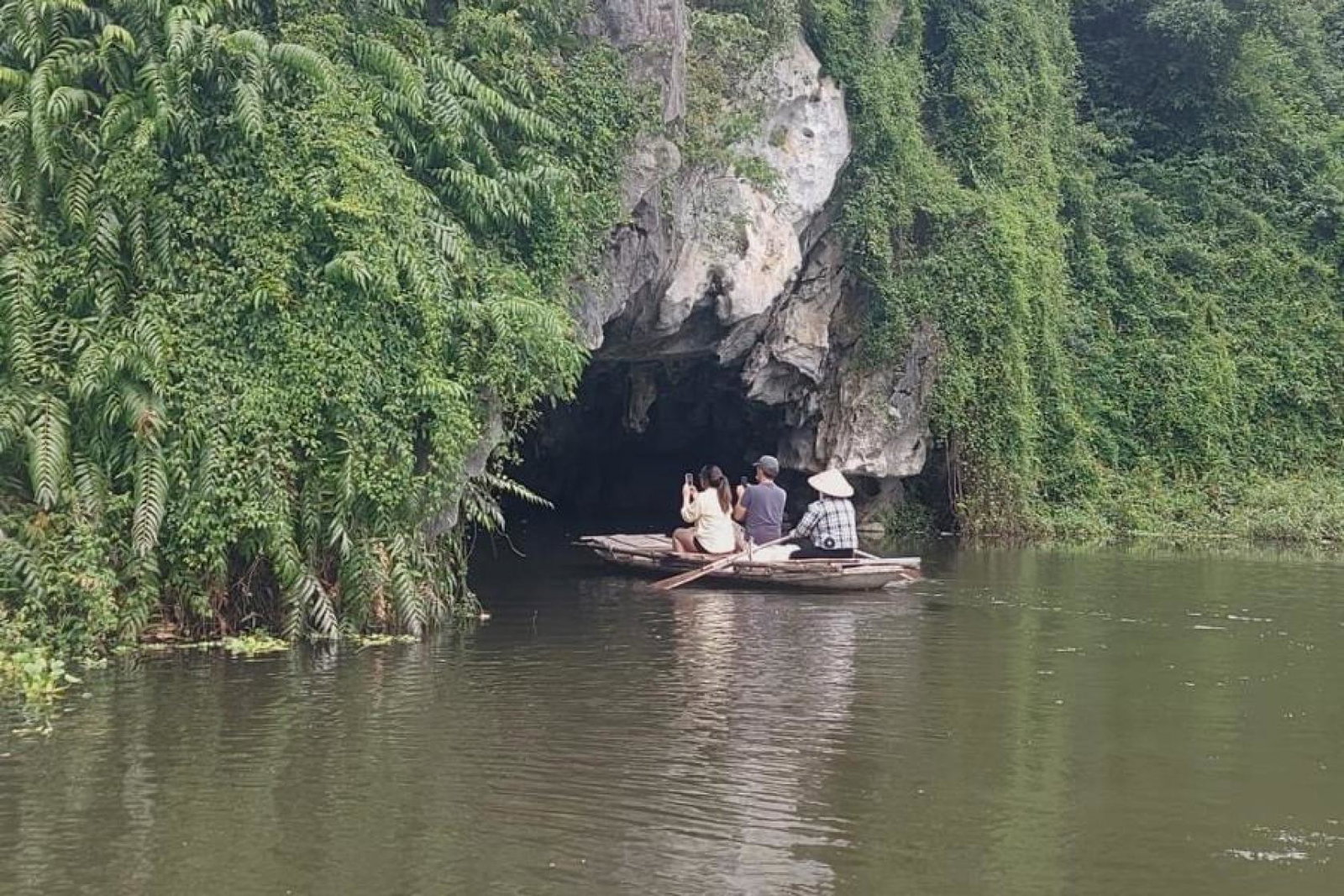 Bamboo raft ride Ninh Binh