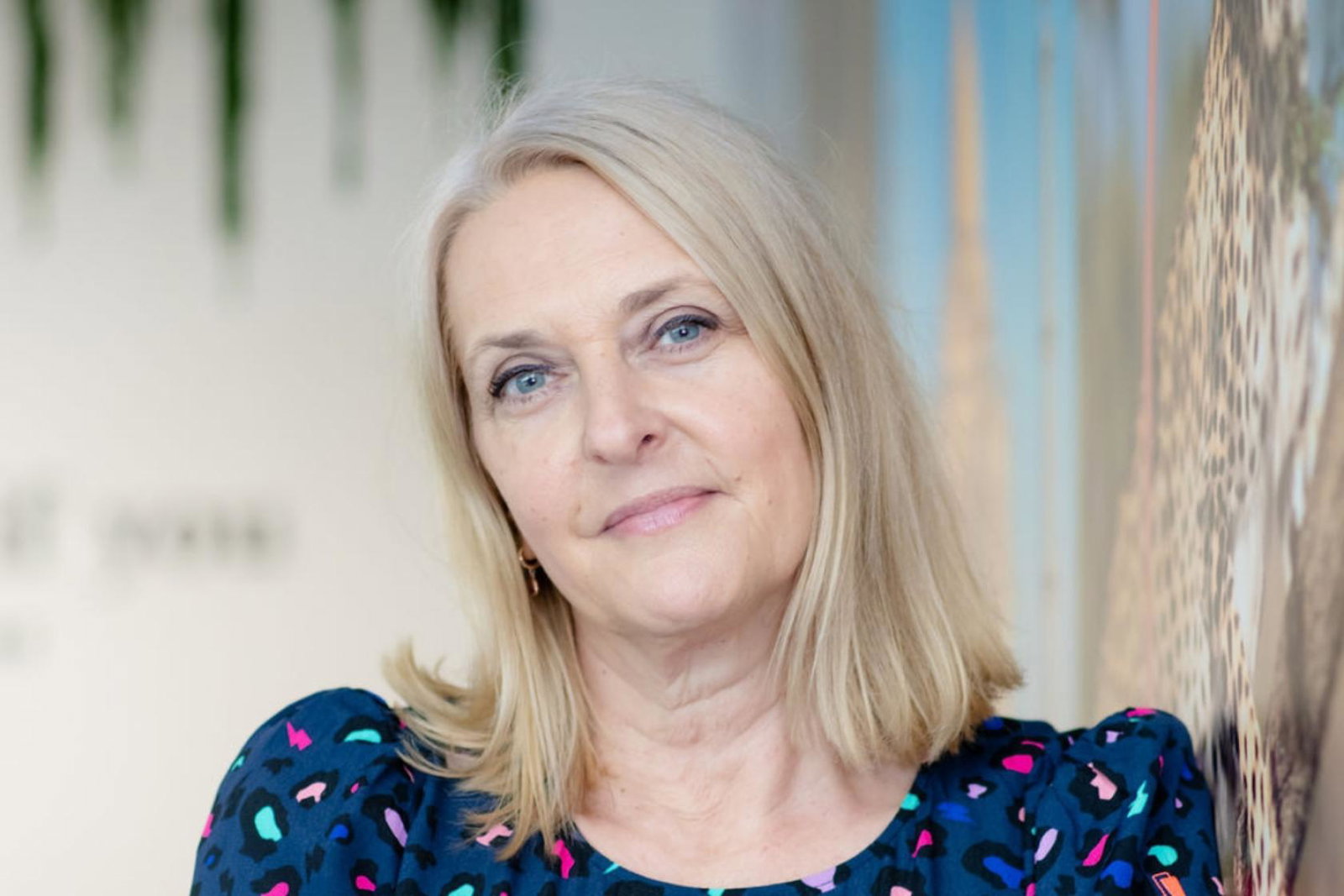 Professional shot of woman with shoulder-length blonde hair 