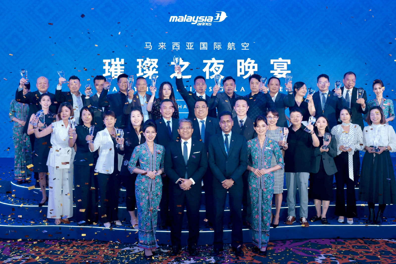 Middle, from L-R_ Capt Nasaruddin A. Bakar, PGCEO of MAG and Dersenish Aresandiran, Chief Commercial Officer of Airline Business (MAG), at the Malaysia Airlines China Trade Gala in Shanghai