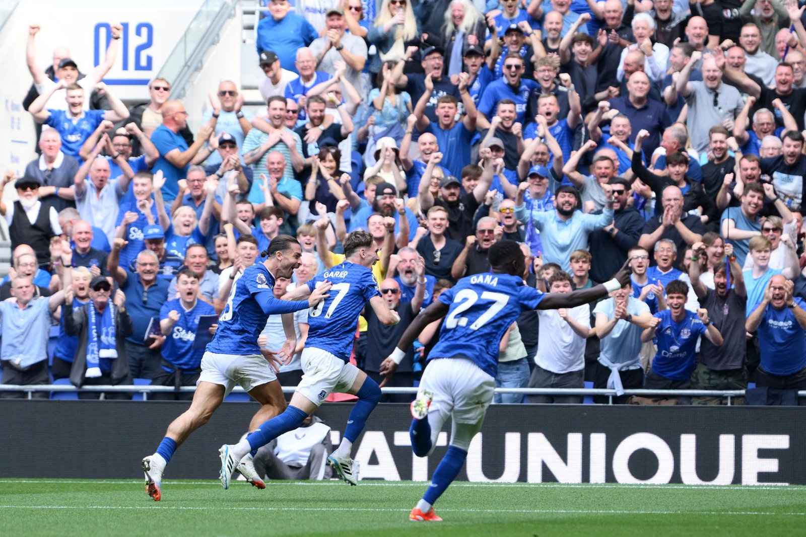 Everton celebrating a goal 