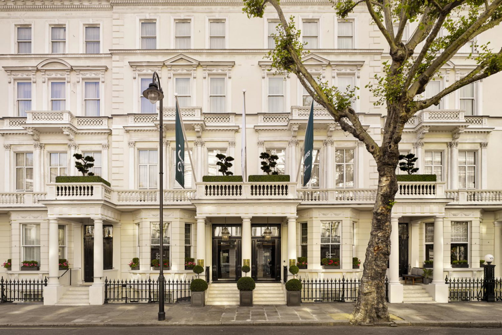 100 Queen's Gate Hotel
