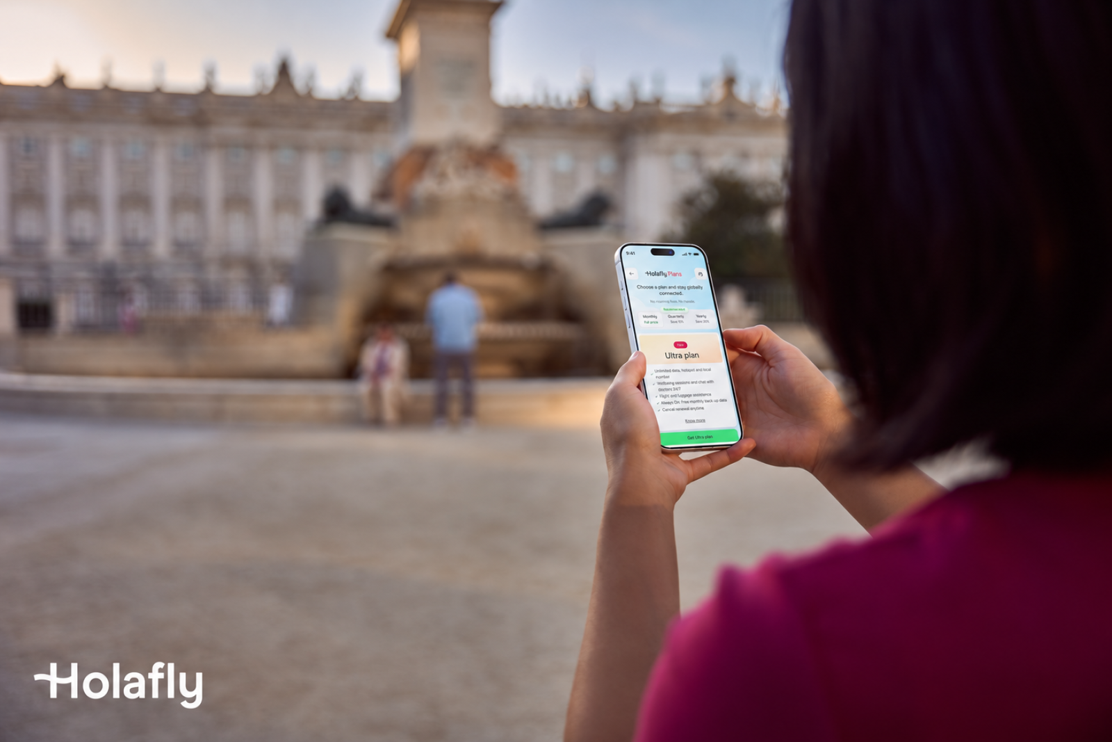 A customer using Holafly Ultra