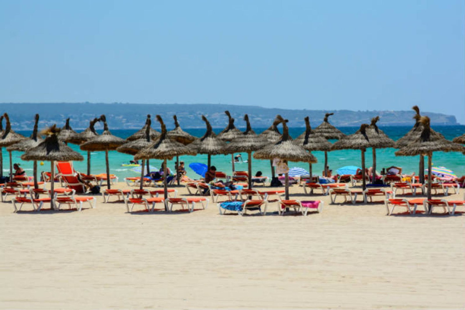 tourists beach majorca ThinkstockPhotos-507117598