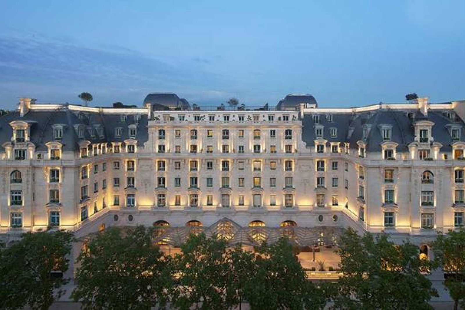 The-Peninsula-Paris-Exterior-Night.jpg