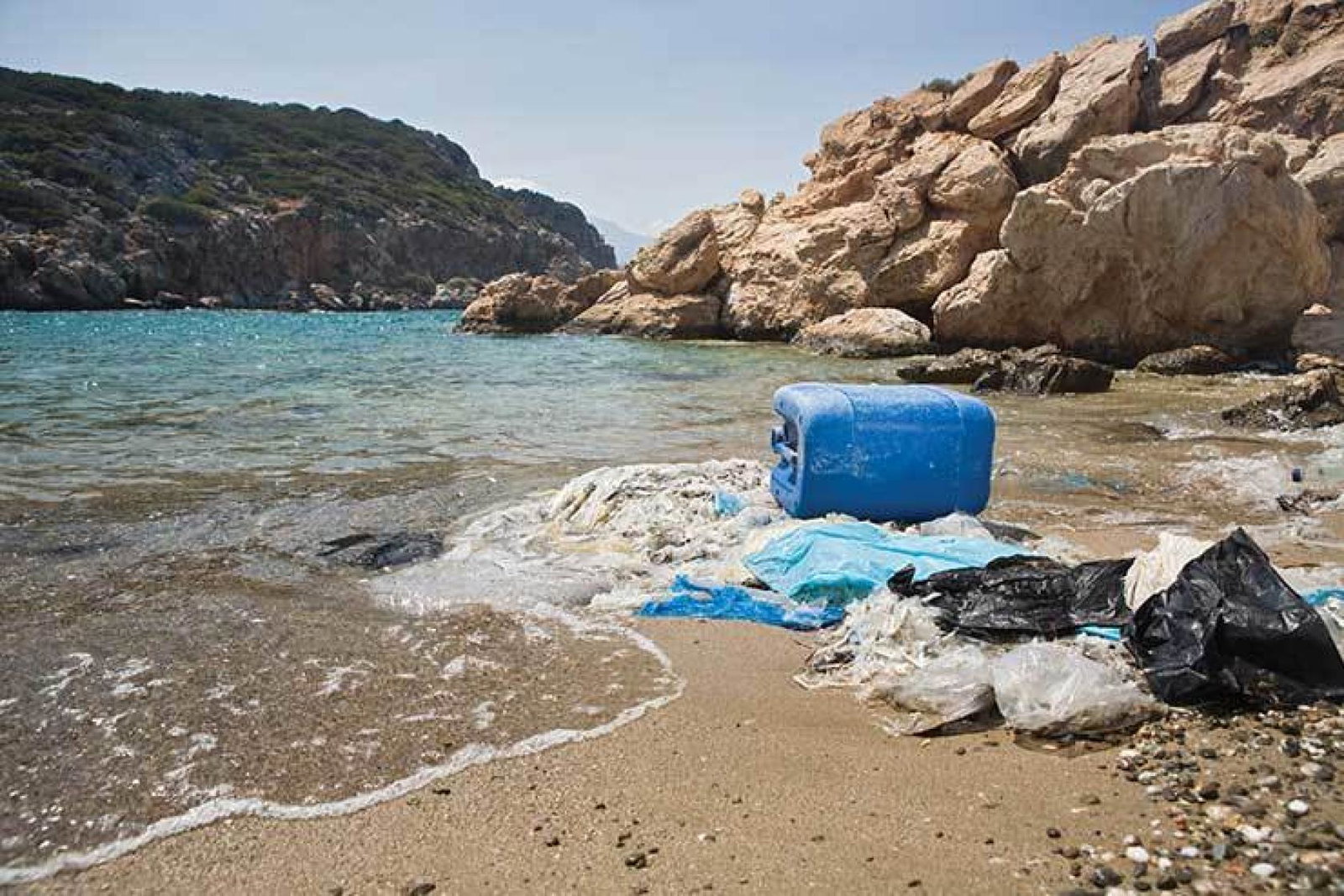 Pollution beach rubbish - Make Holidays Greener iStock_25922283