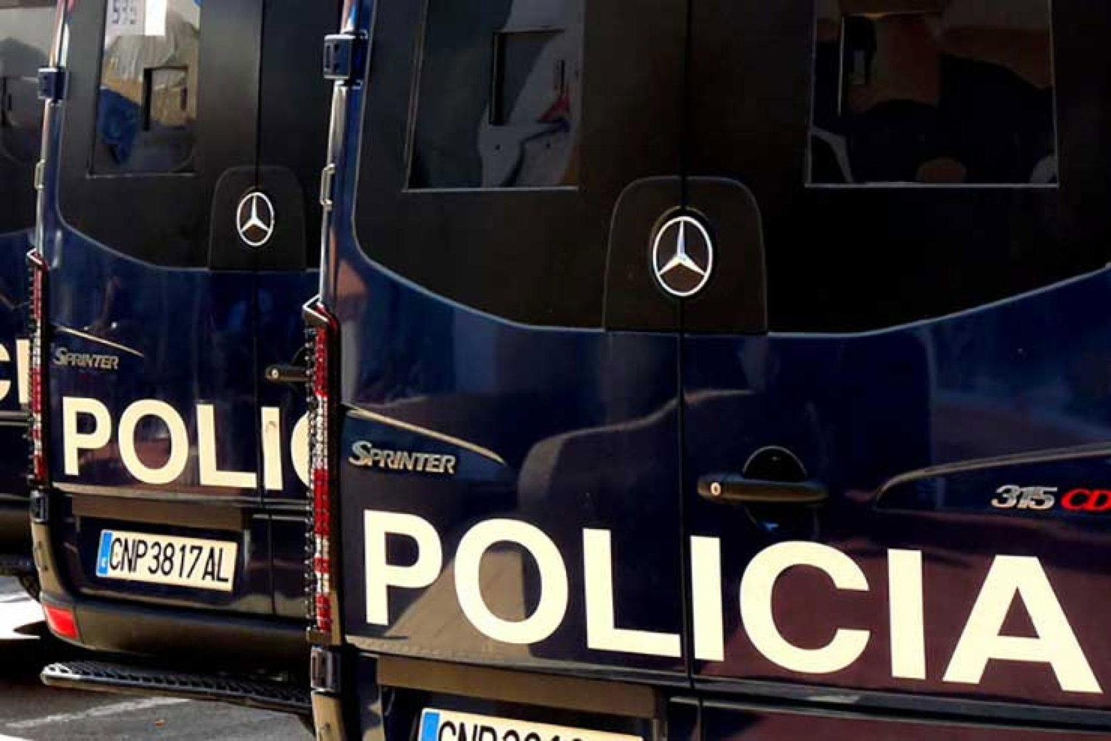Policia vans