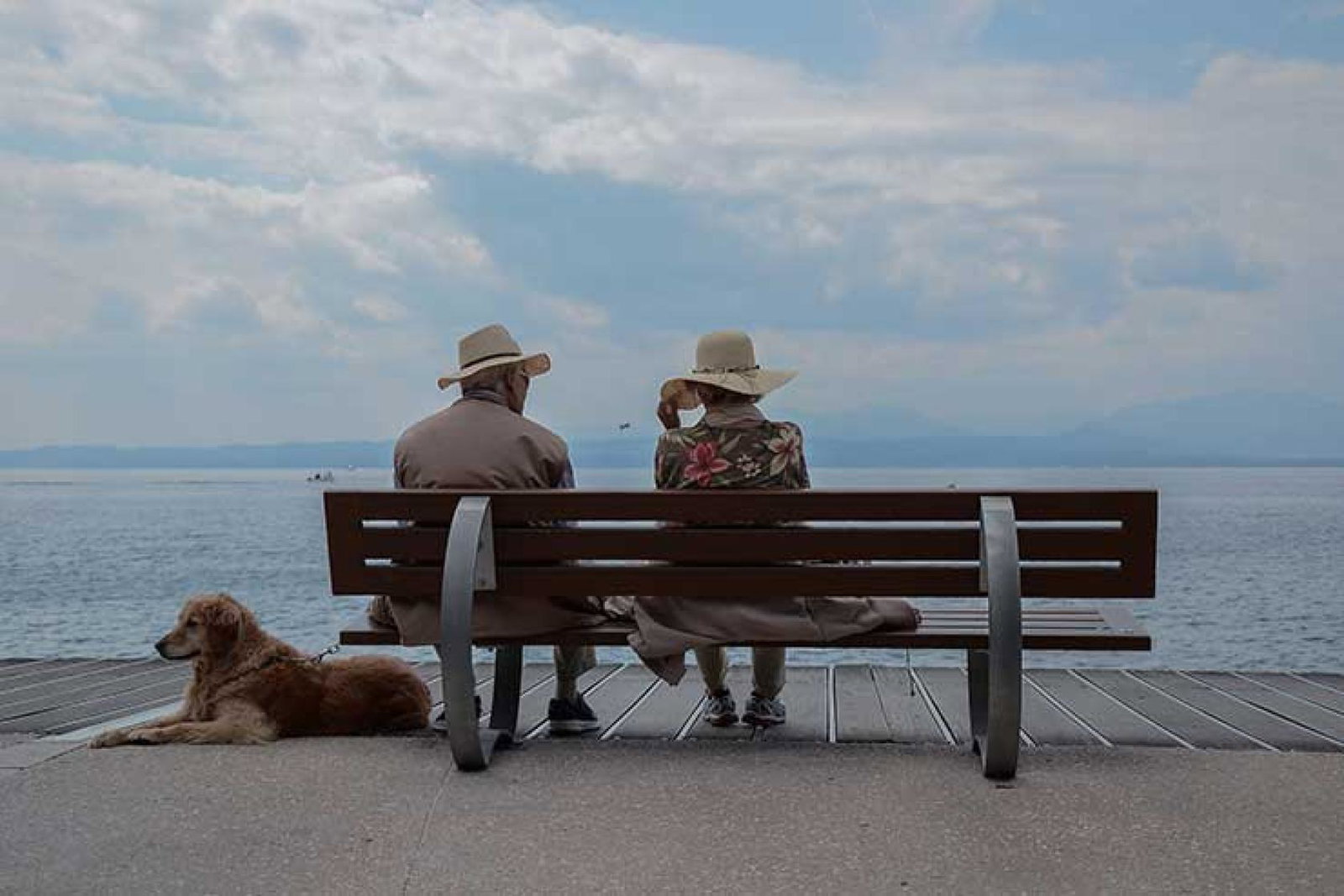 Elderly couple by the sea by Nathalia Bariani, Unsplash