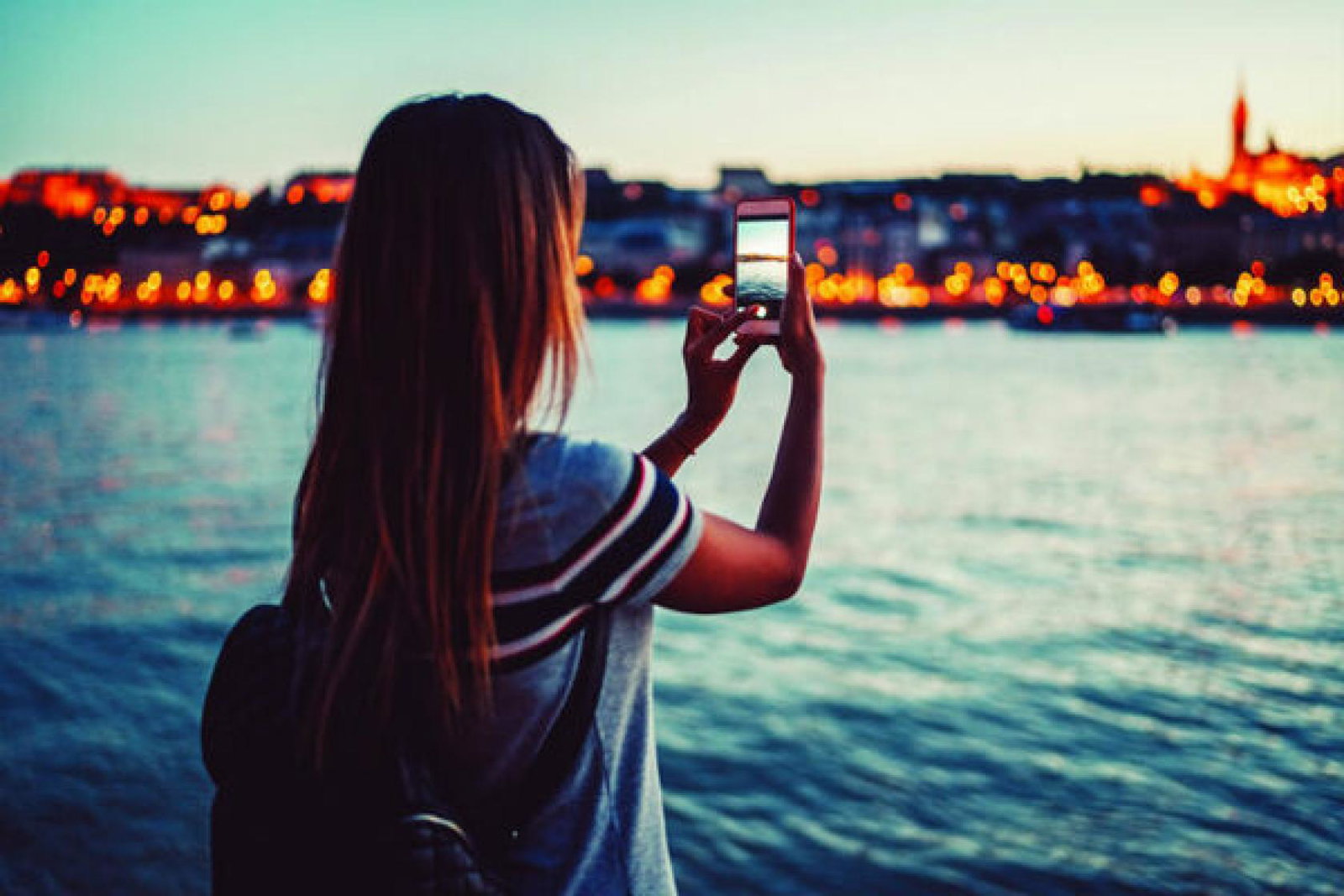 Solo traveller, iphone, selfie iStock-1089398894