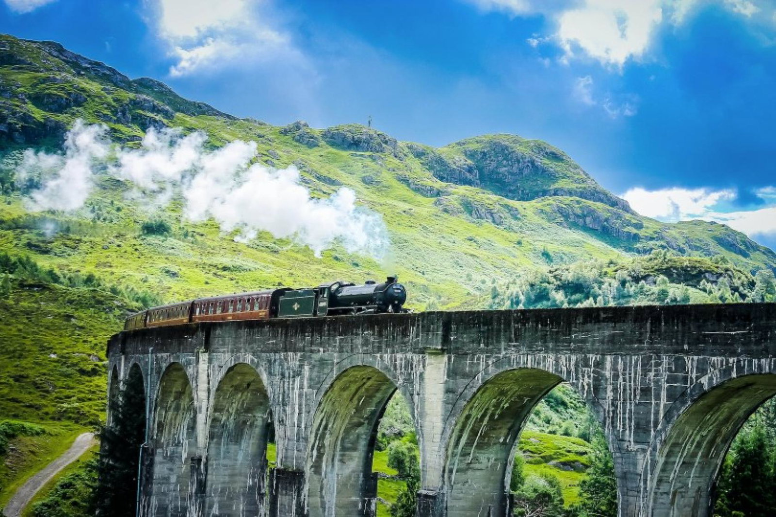 The tour includes a round-trip on the Jacobite steam railway (Credit: Wendy Wu Tours)