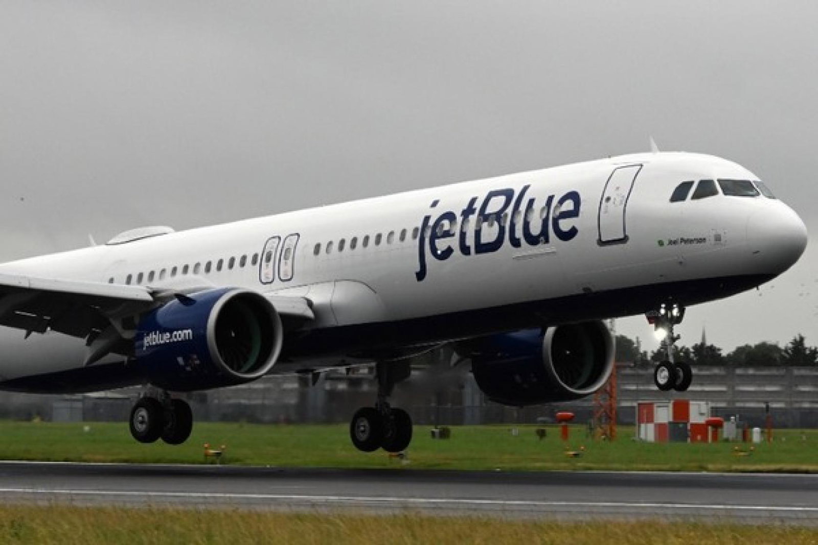 JetBlue arrives Heathrow