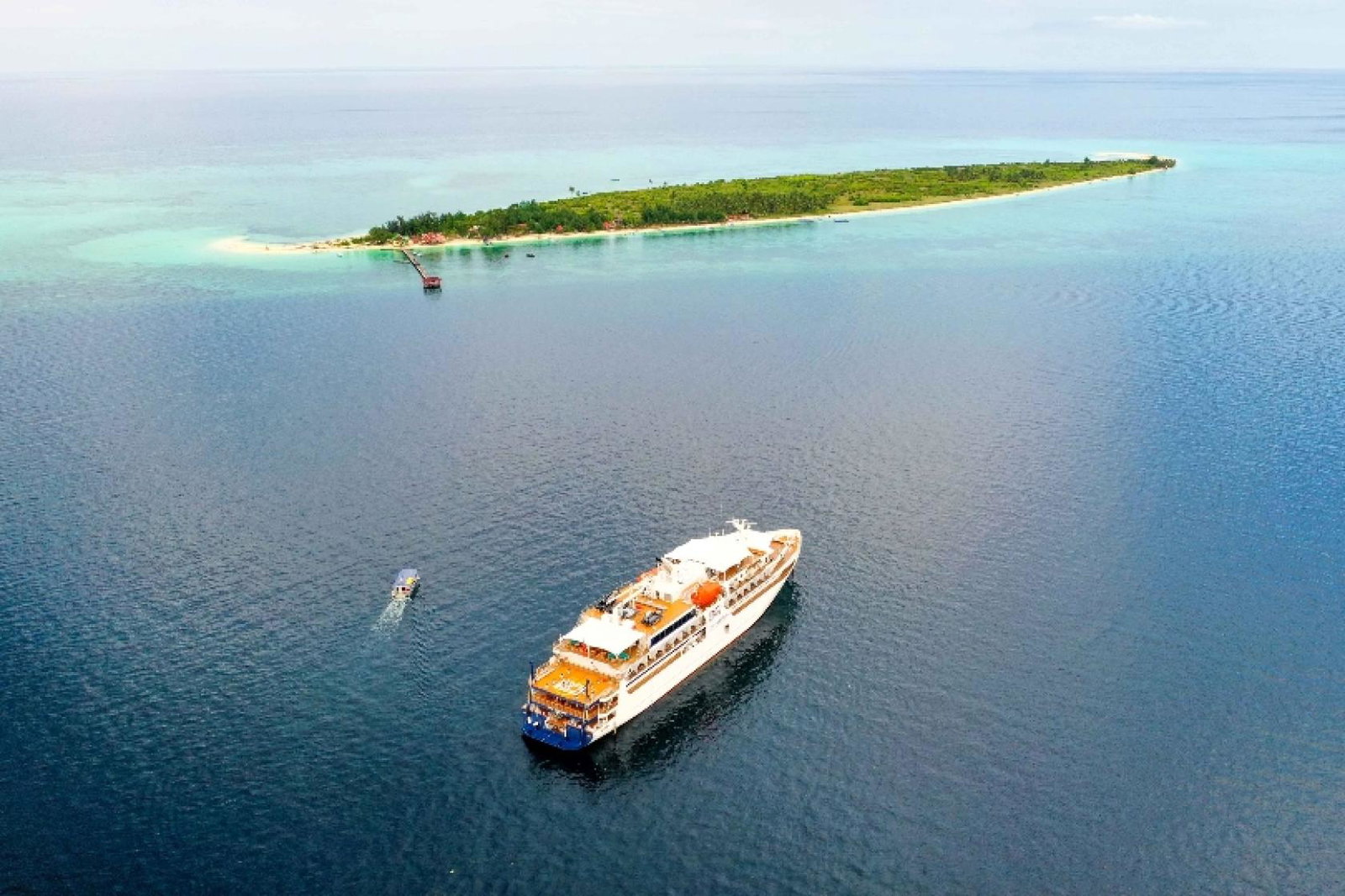 Coral Expeditions' Coral Adventurer & Xplorer 