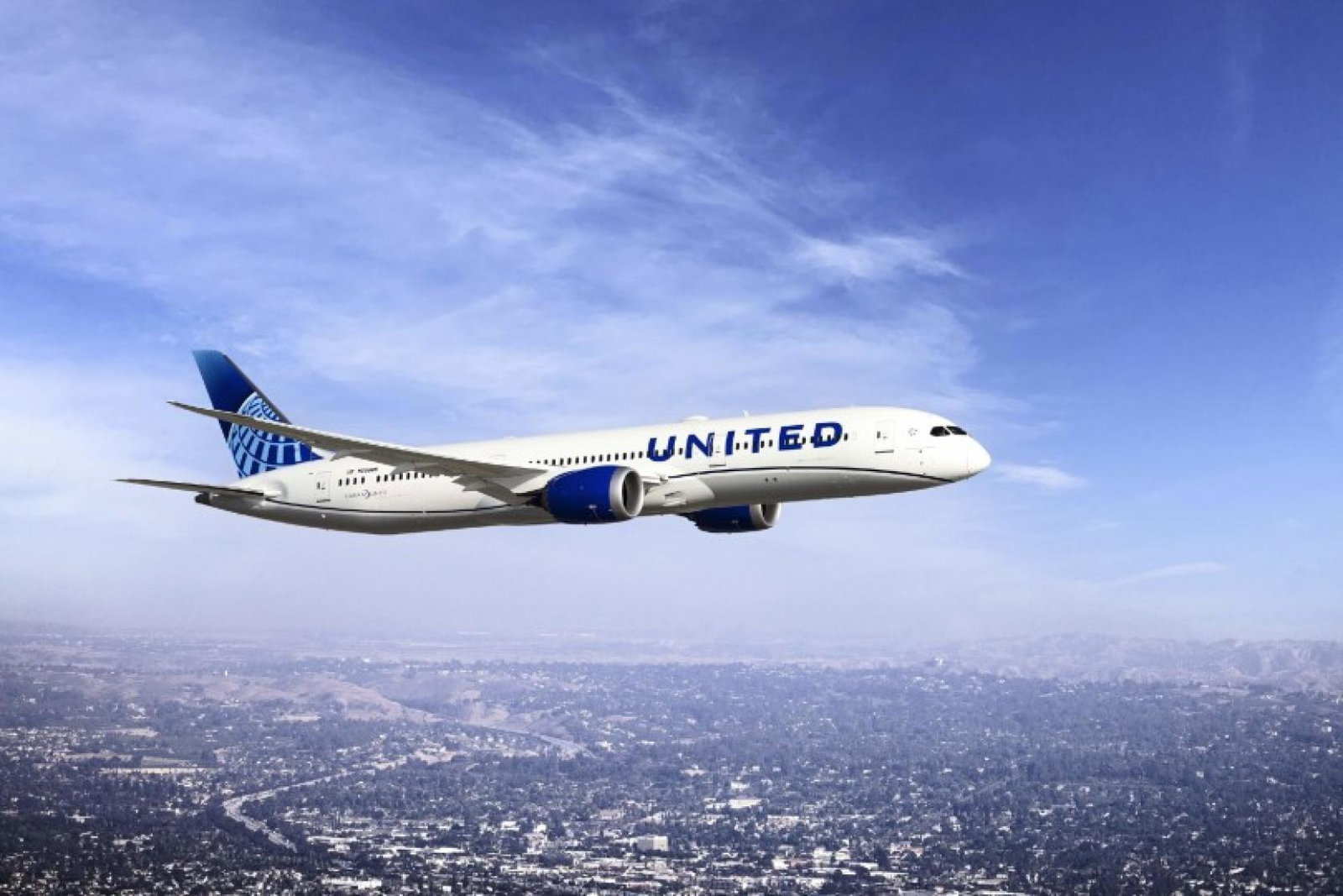 As the aircraft taxied from the runway to the gate, passengers ‘began shrieking and pulling their feet up’