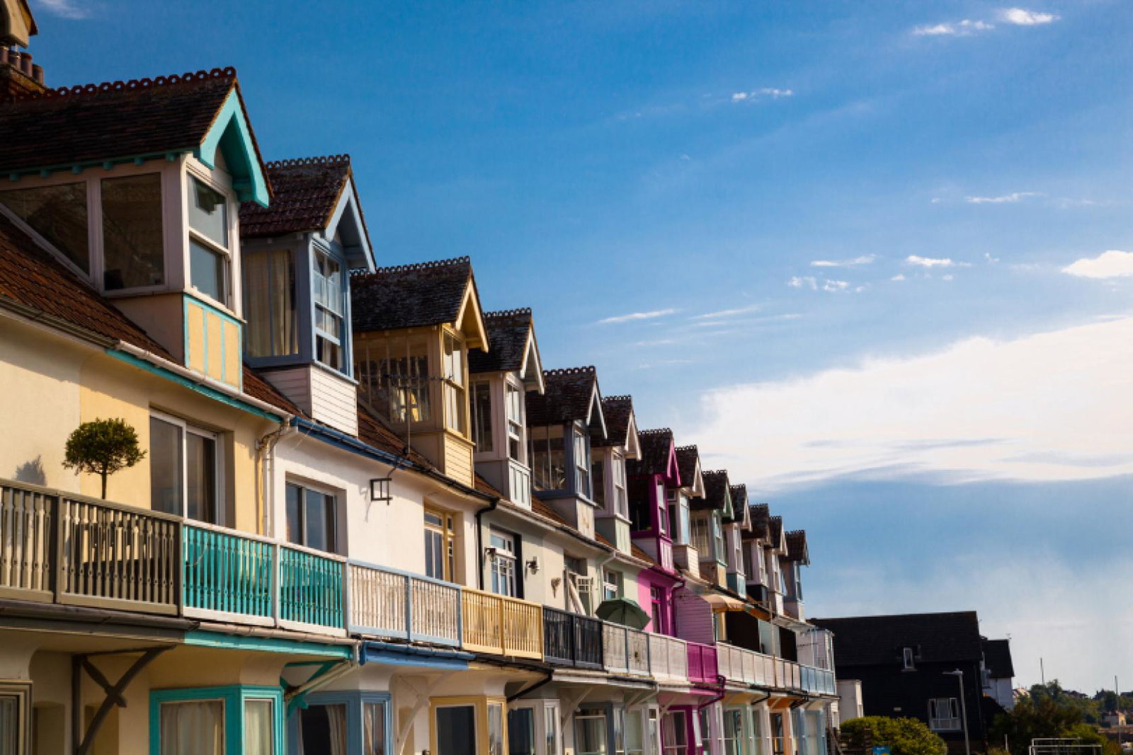 Brits plan to spend an average of £822 on their main summer holiday, which is down from £940 in 2021 (Credit: IStock)