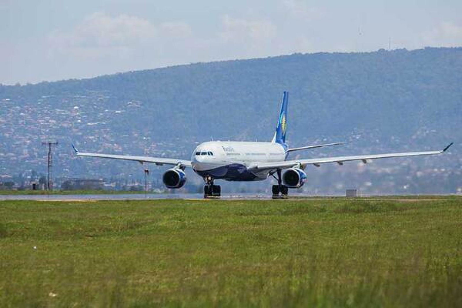 RwandAir flight taxiing