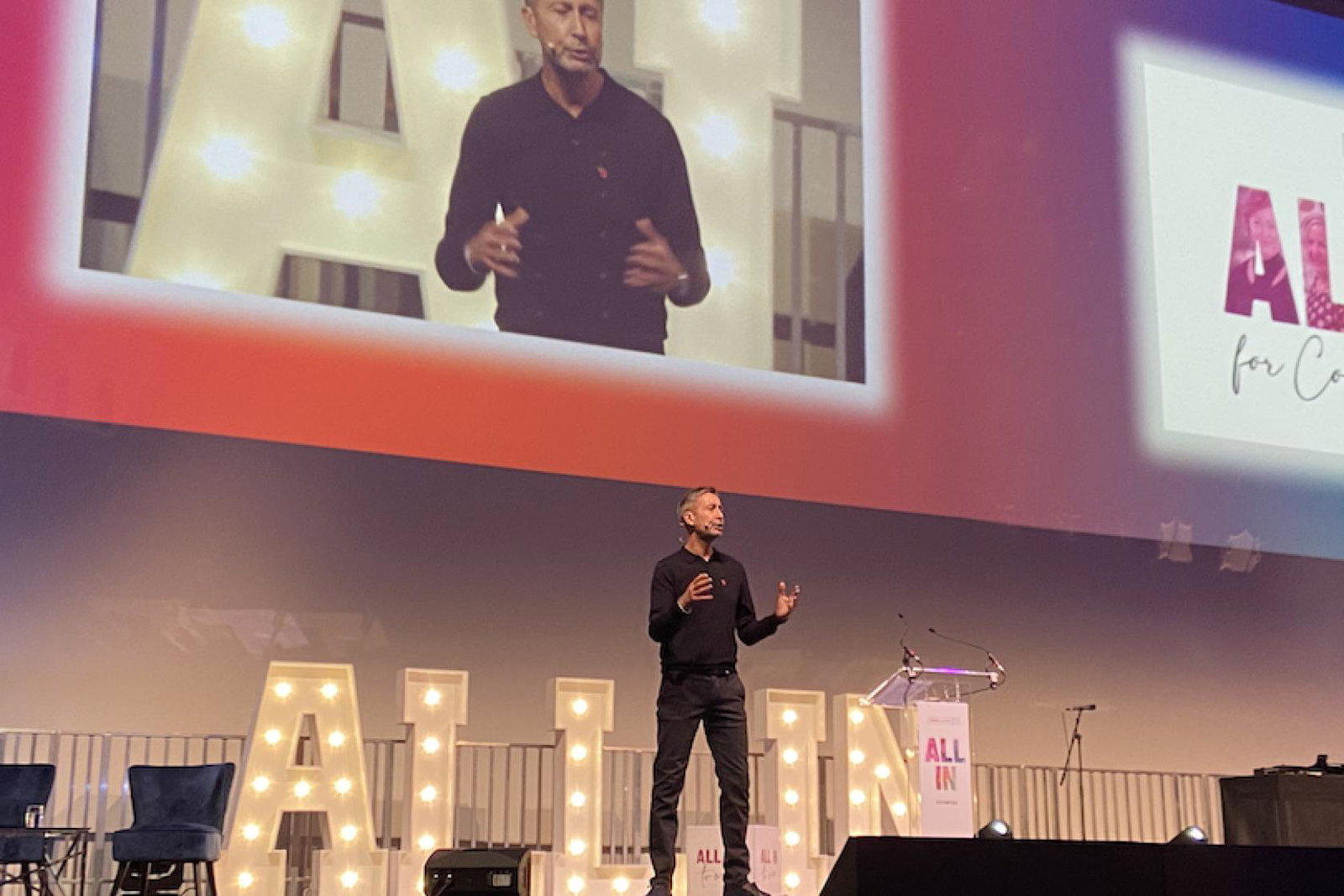 Steve Byrne addresses Travel Counsellors’ global conference 2022