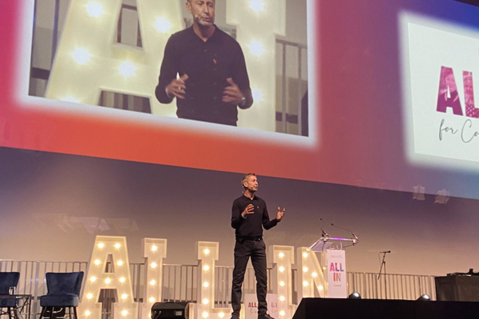 Steve Byrne addresses Travel Counsellors' 2022 global conference