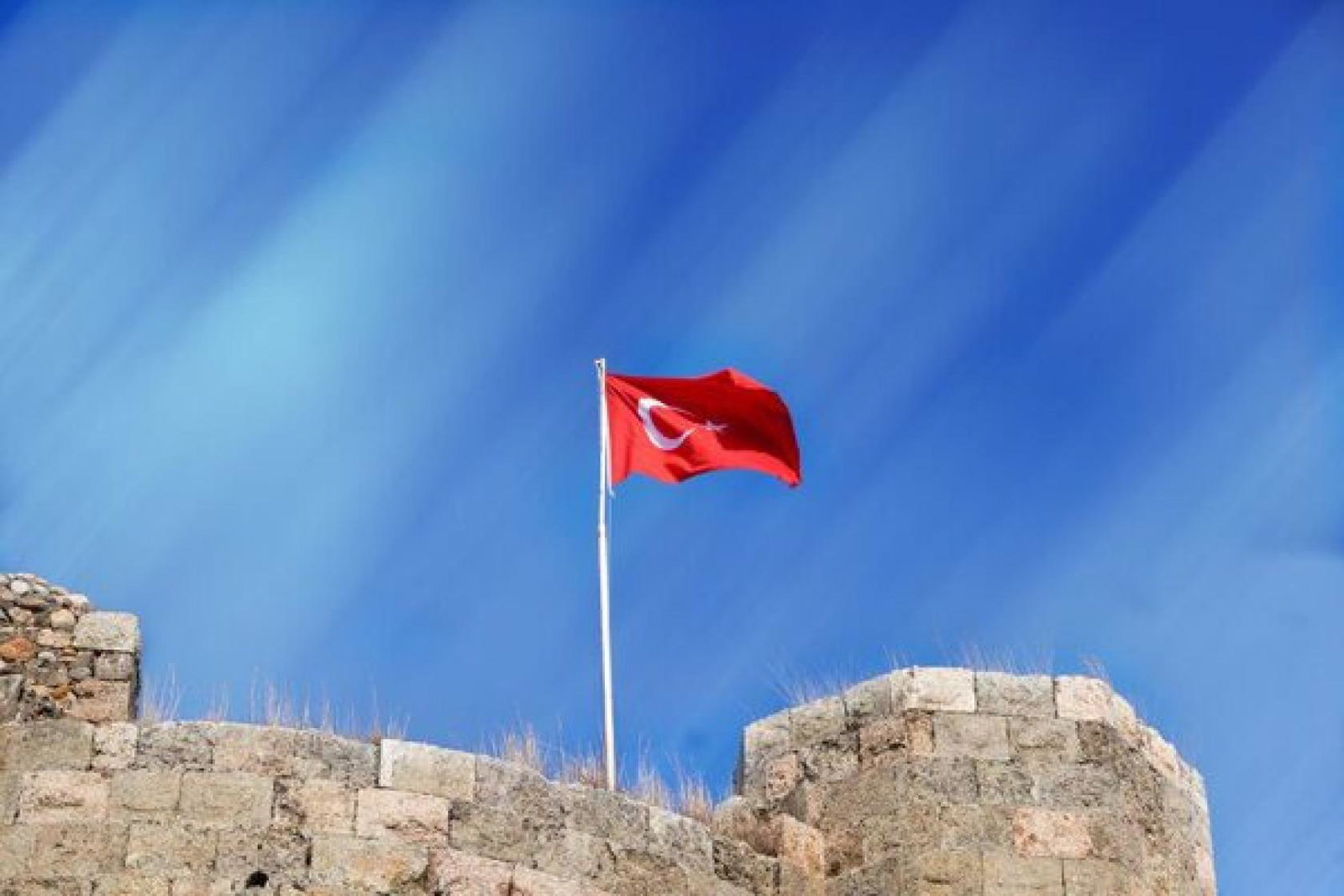 Turkey flag pexels-rahmi-aksöz-7847031 (Credit: Rahmi Aksoz / Pexels)