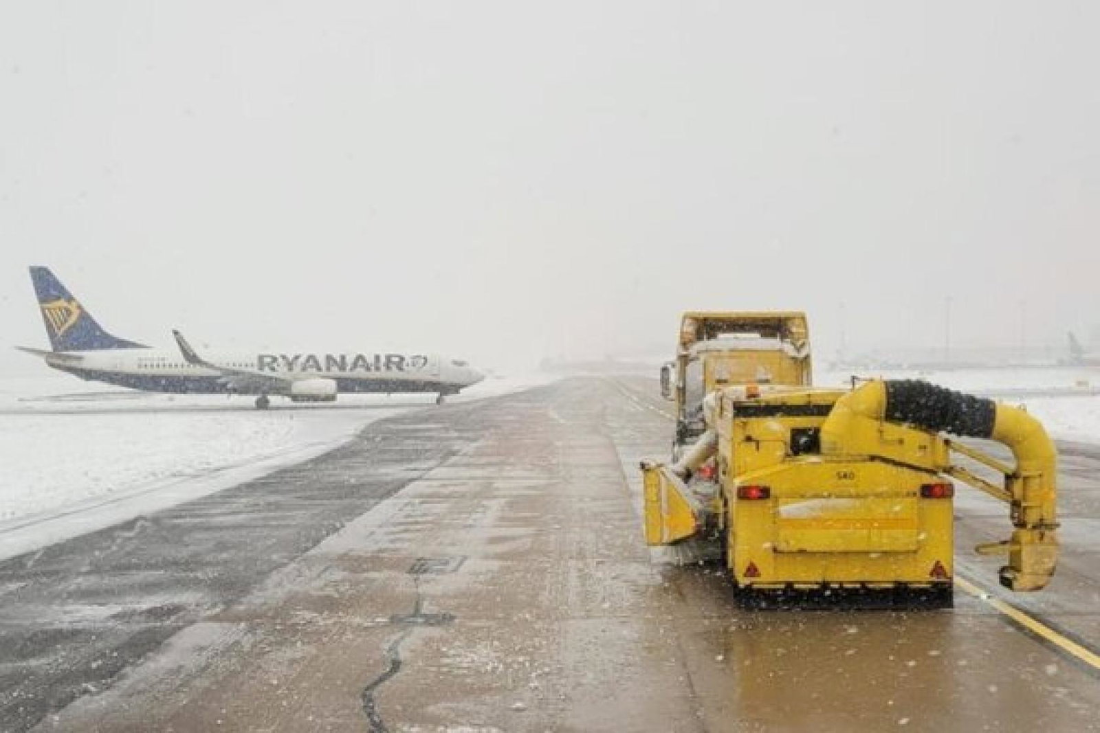 Birmingham Airport Snow March 2023 (Credit: @BHX_Official / Twitter)
