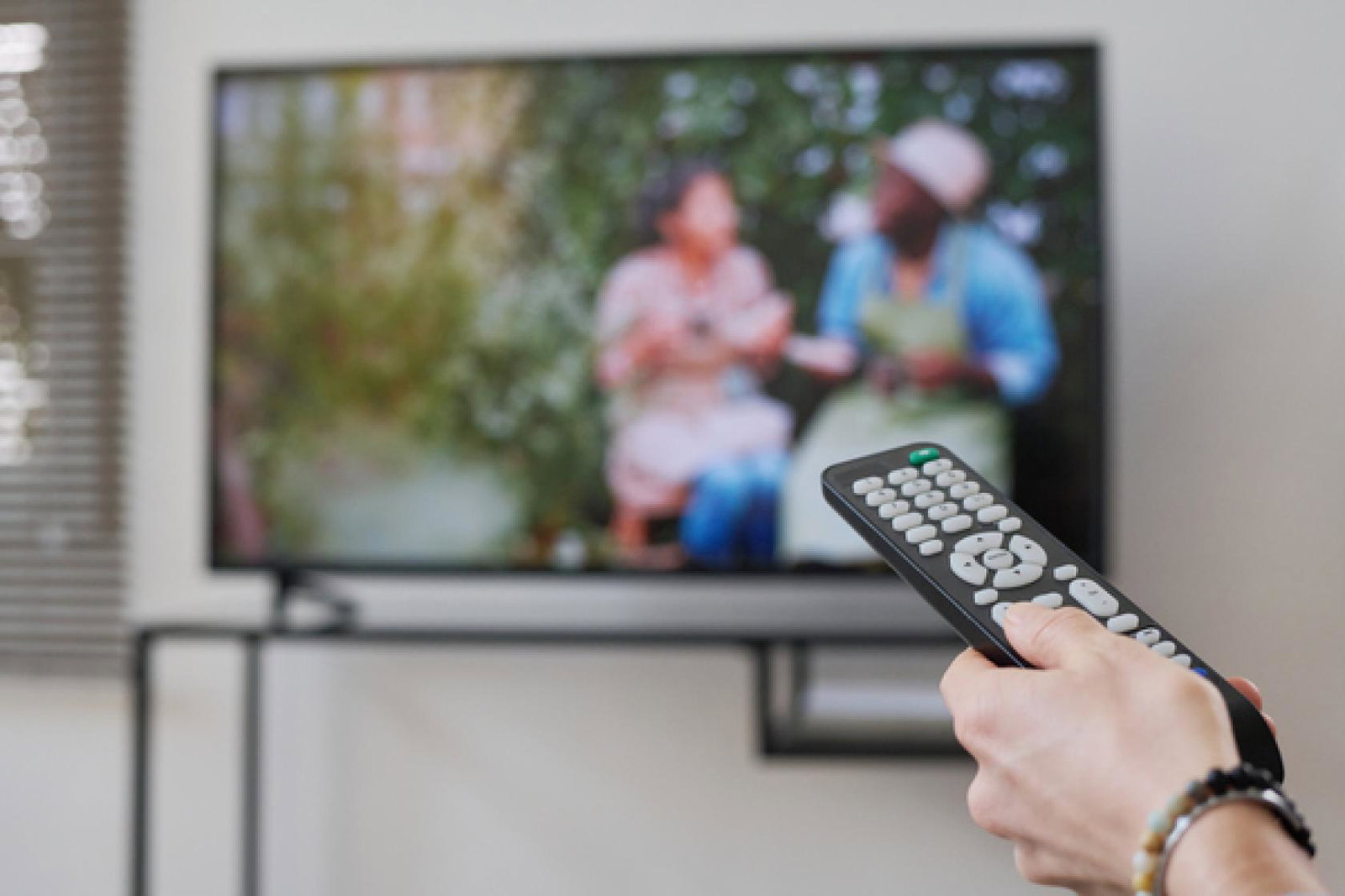 Watching TV travel ad_2901241.jpg