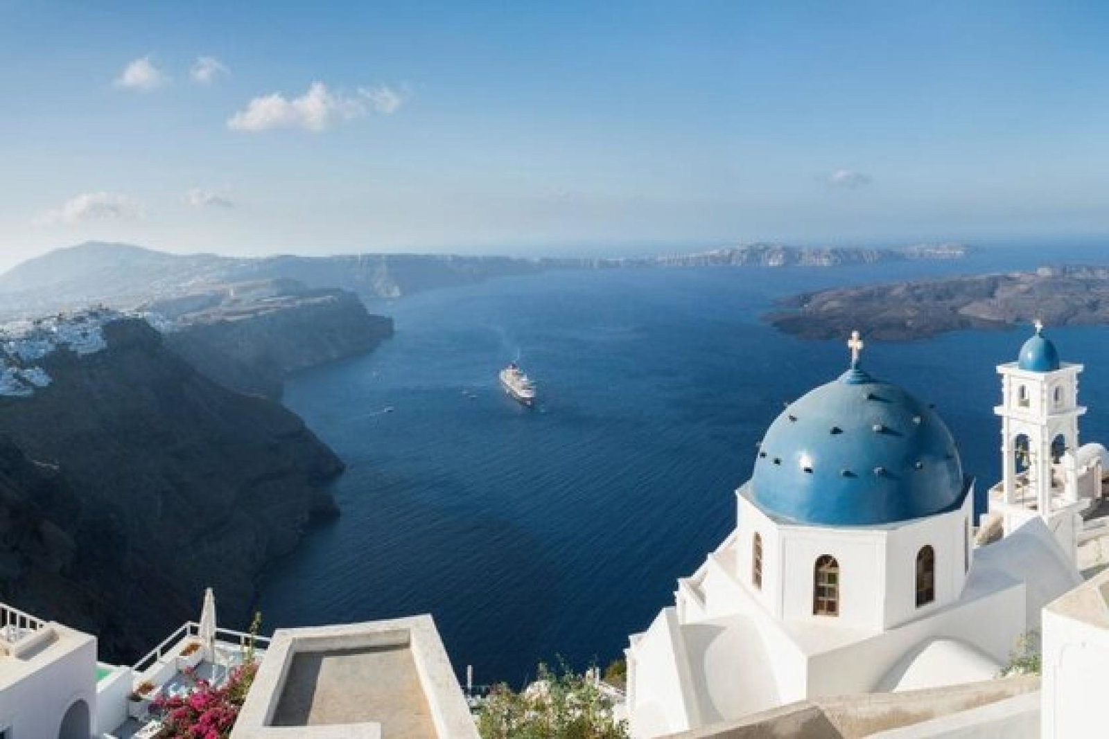 cruise_ship_Santorini_Greece_iStock-600701850 (Credit: iStock)