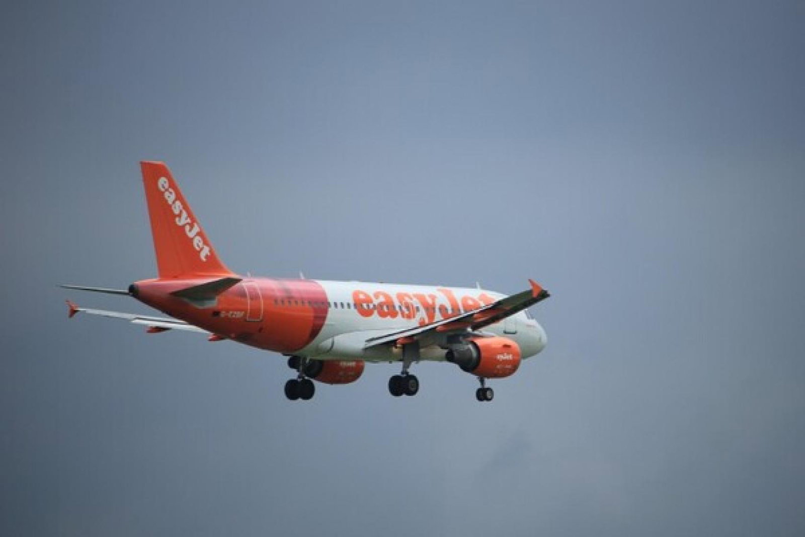 easyjet_aircraft_descent_iStock-2152975006 (Credit: iStock / studioportosabbia)