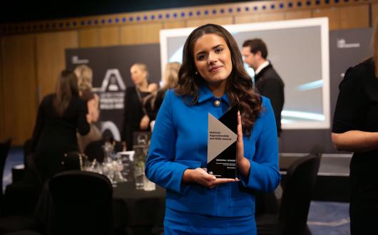 Hays Travel apprentice Ella Graham holds award