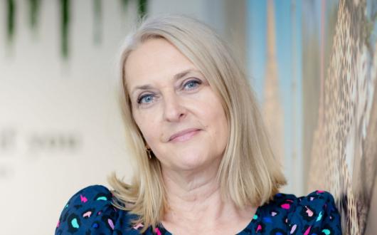 Professional shot of woman with shoulder-length blonde hair 