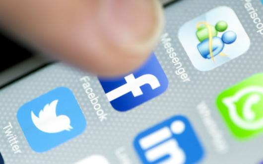 Apple Iphone 6 screen with social media applications of Whatsapp, Facebook, Twitter, Linkedin and Pe