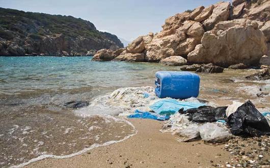 Pollution beach rubbish - Make Holidays Greener iStock_25922283