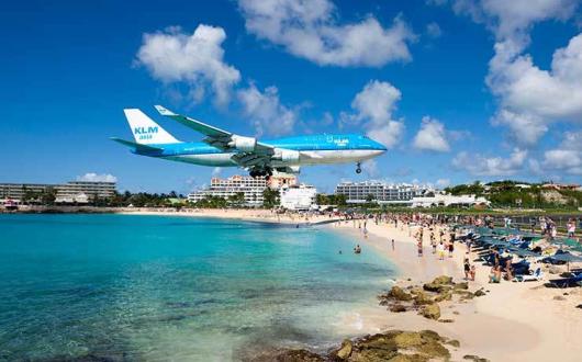 KLM flight coming in low over the beach
