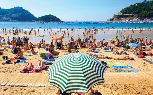 Busy Mediterranean beach iStock_47175536