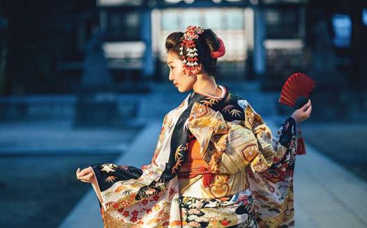 Lady in traditional Japanese dress