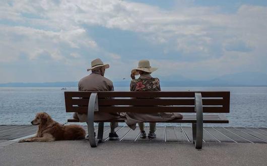 Elderly couple by the sea by Nathalia Bariani, Unsplash