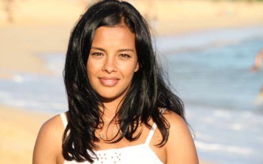 Liz_Bonnin_on_beach.JPG
