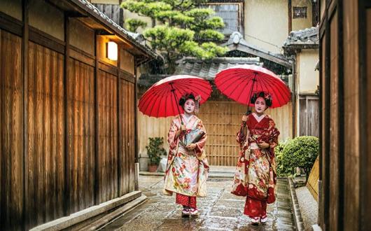 Ladies in traditional Japanese dress