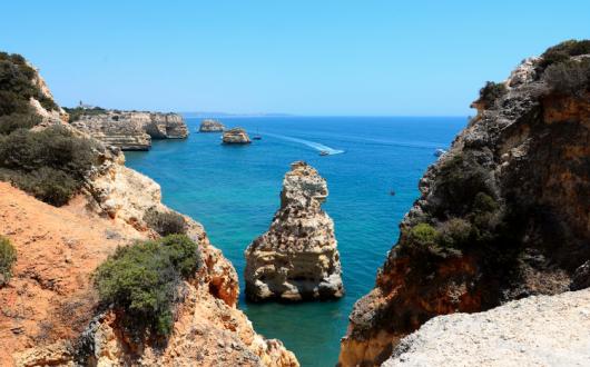 Ryanair will reduce its aircraft based in Faro from three to two, but will keep the base open