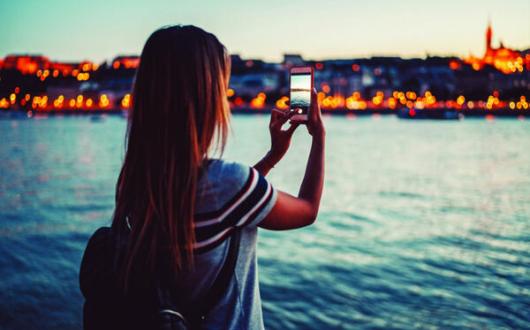 Solo traveller, iphone, selfie iStock-1089398894