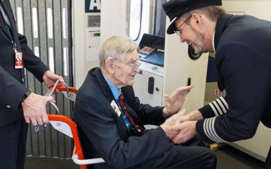 Veteran Frank Dell meeting a British Airways pilot