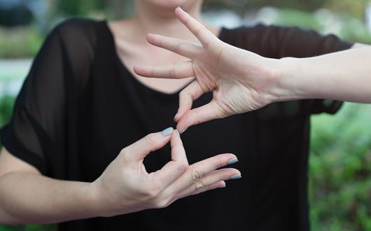 Sign_language_accessibility_iStock-1059777870.jpg