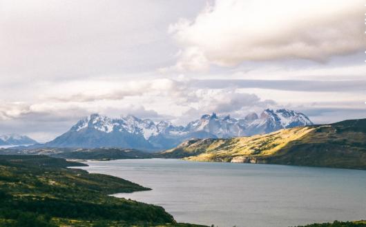 Skiers can gaze down on Laguna del Inca lake (Credit: Peter Winckler / Unsplash)