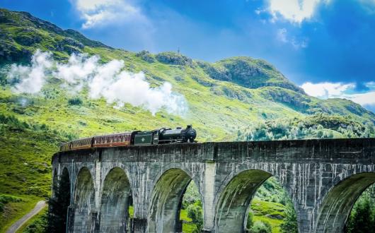 The tour includes a round-trip on the Jacobite steam railway (Credit: Wendy Wu Tours)