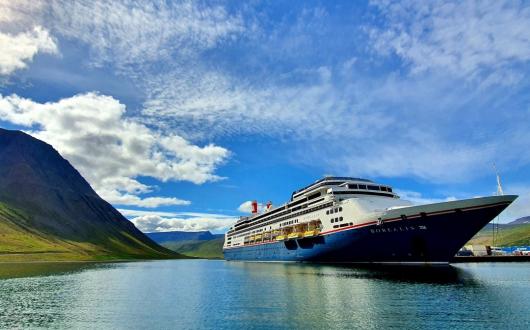 Fred_Olsen_Borealis_in_Iceland_CREDIT_Richard_Lovelock_.jpg