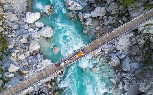 Bridge-over-Soca-river-with-hikers_METhumb.jpg