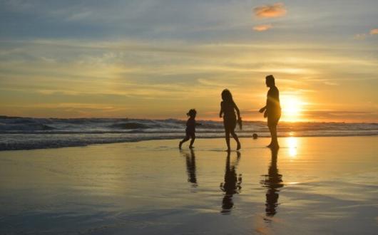 Family beach (Credit: Aliko Sunawang / Unsplash) aliko-sunawang-Ikb80VsN3Nw-unsplash.jpeg
