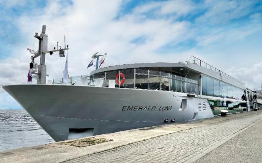 Emerald_Cruises_Emerald_Luna.jpg