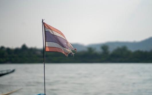 Thailand_Flag_lawrence-makoona-nvdLrjEw2LE-unsplash_METhumb.jpg