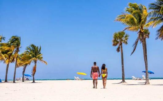 Couple-at-Crandon-Park-Beach_METhumb.jpg