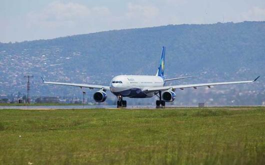 RwandAir flight taxiing