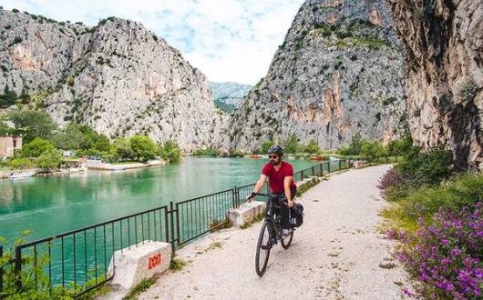 cyclists-omis-Credit-Ivan-Sardi_METhumb.jpg